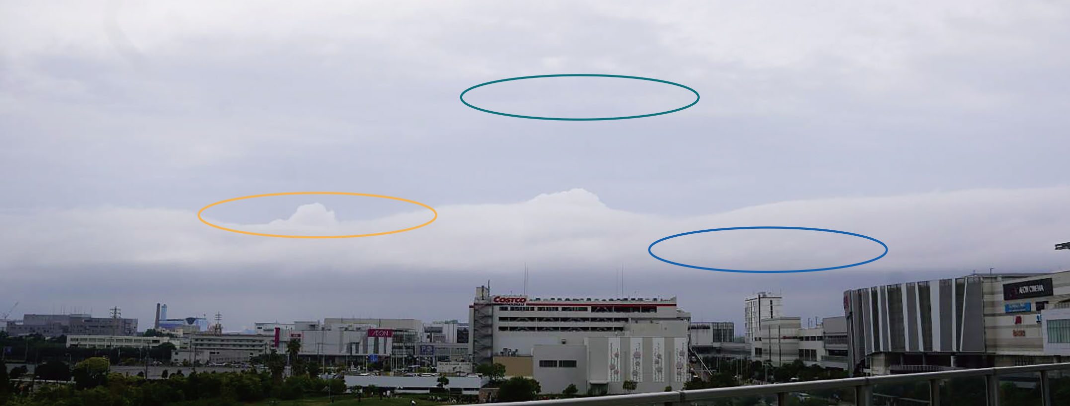 横に長い雲 幕張の空 写真解説
