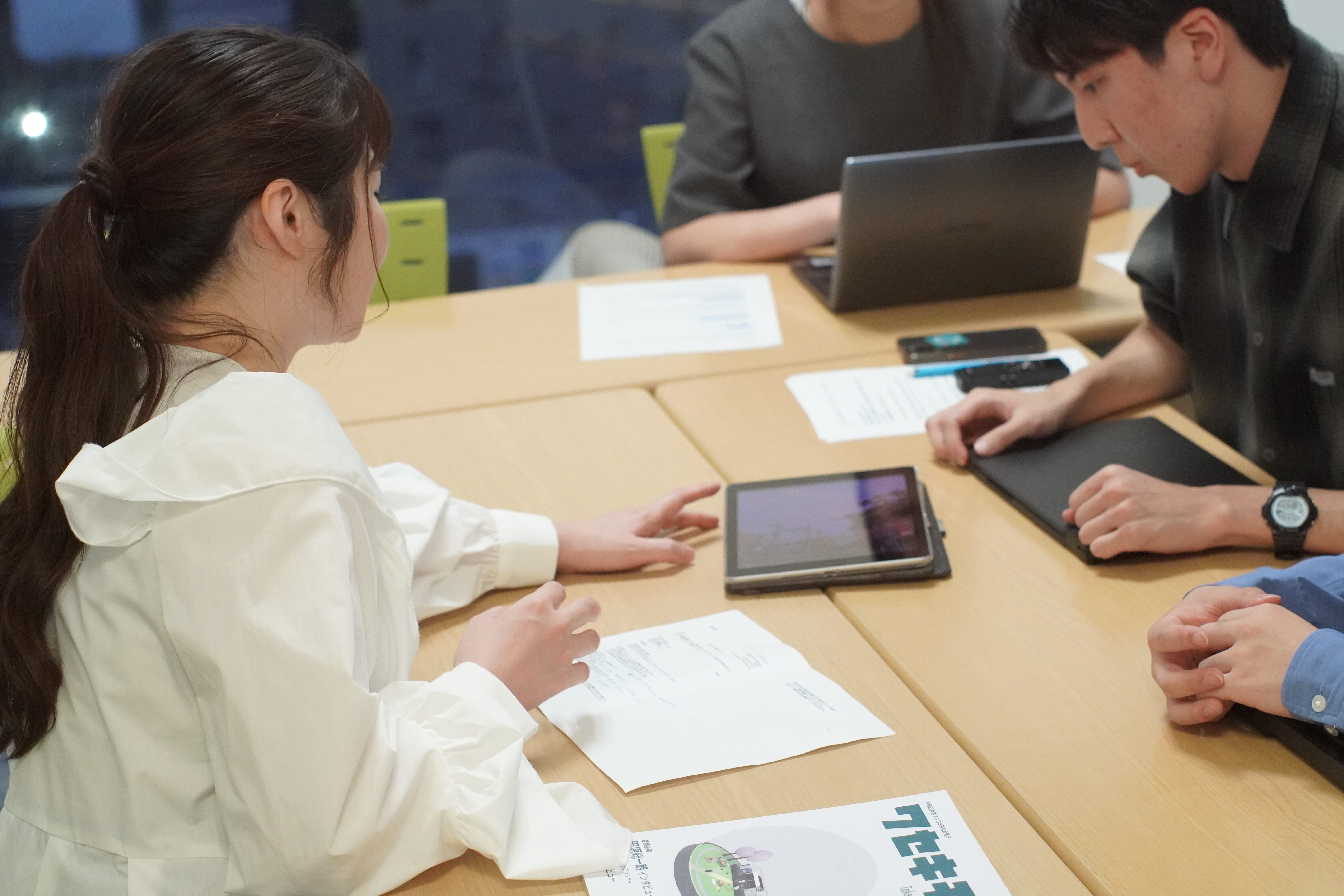 國本未華さん　写真解説のご様子